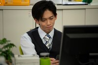 「あざとかわいいワタシが優勝」第3話より、船津稜雅（超特急）演じる清水課長。