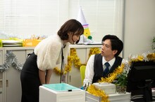 「あざとかわいいワタシが優勝」第3話より、大友花恋演じる琴音と船津稜雅（超特急）演じる清水課長。