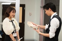 「あざとかわいいワタシが優勝」第3話より、大友花恋演じる琴音と船津稜雅（超特急）演じる清水課長。