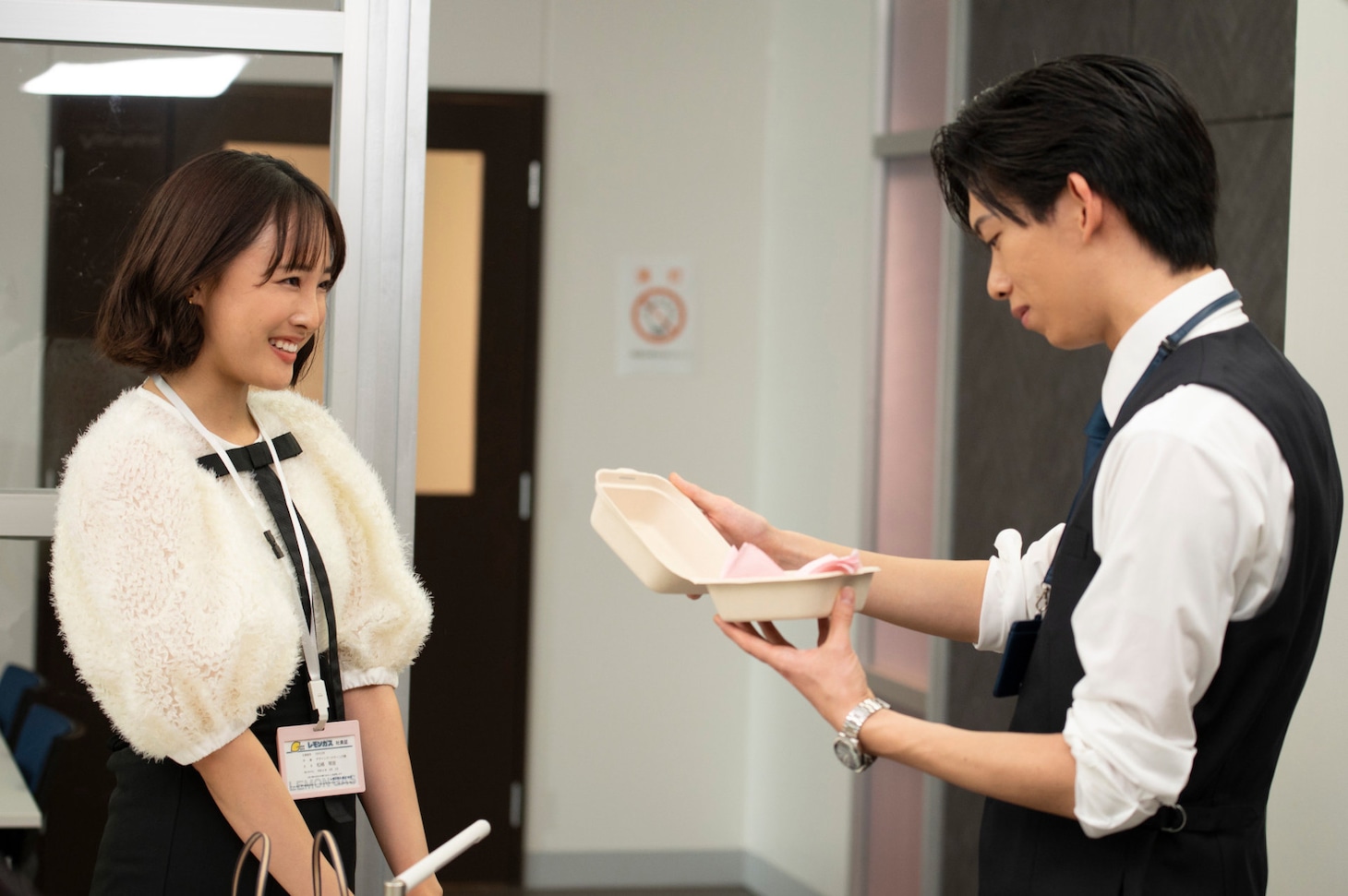 「あざとかわいいワタシが優勝」第3話より、大友花恋演じる琴音と船津稜雅（超特急）演じる清水課長。