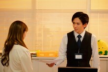 「あざとかわいいワタシが優勝」第3話より、船津稜雅（超特急）演じる清水課長（右）。