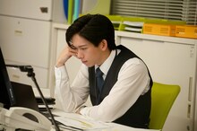 「あざとかわいいワタシが優勝」第3話より、船津稜雅（超特急）演じる清水課長。