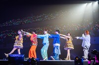 「走れ!!!!超特急」のコラボパフォーマンス様子。