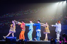 「走れ!!!!超特急」のコラボパフォーマンス様子。