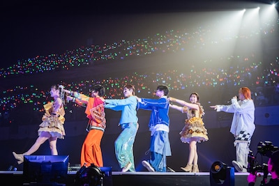 「走れ!!!!超特急」のコラボパフォーマンス様子。