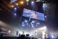 「Burn!」のコラボパフォーマンスの様子。