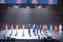 ステージ上で火花を散らすももいろクローバーZと超特急。