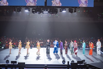 ステージ上で火花を散らすももいろクローバーZと超特急。