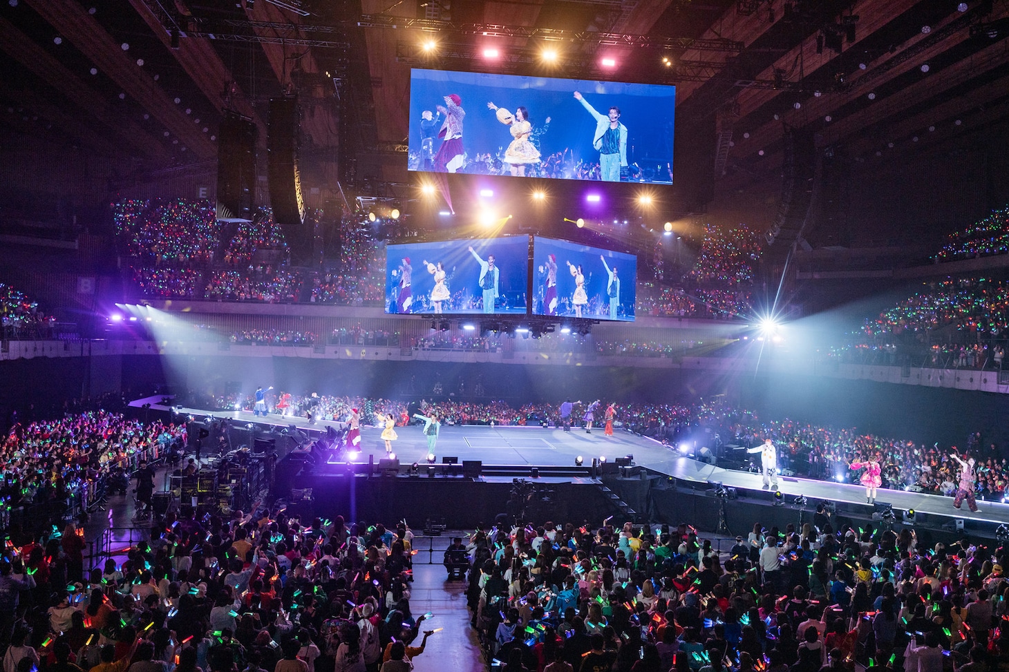 超特急とももいろクローバーZのコラボパフォーマンスの様子。