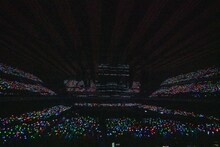 ペンライトの光を灯す超特急、ももいろクローバーZ、8号車、モノノフ。