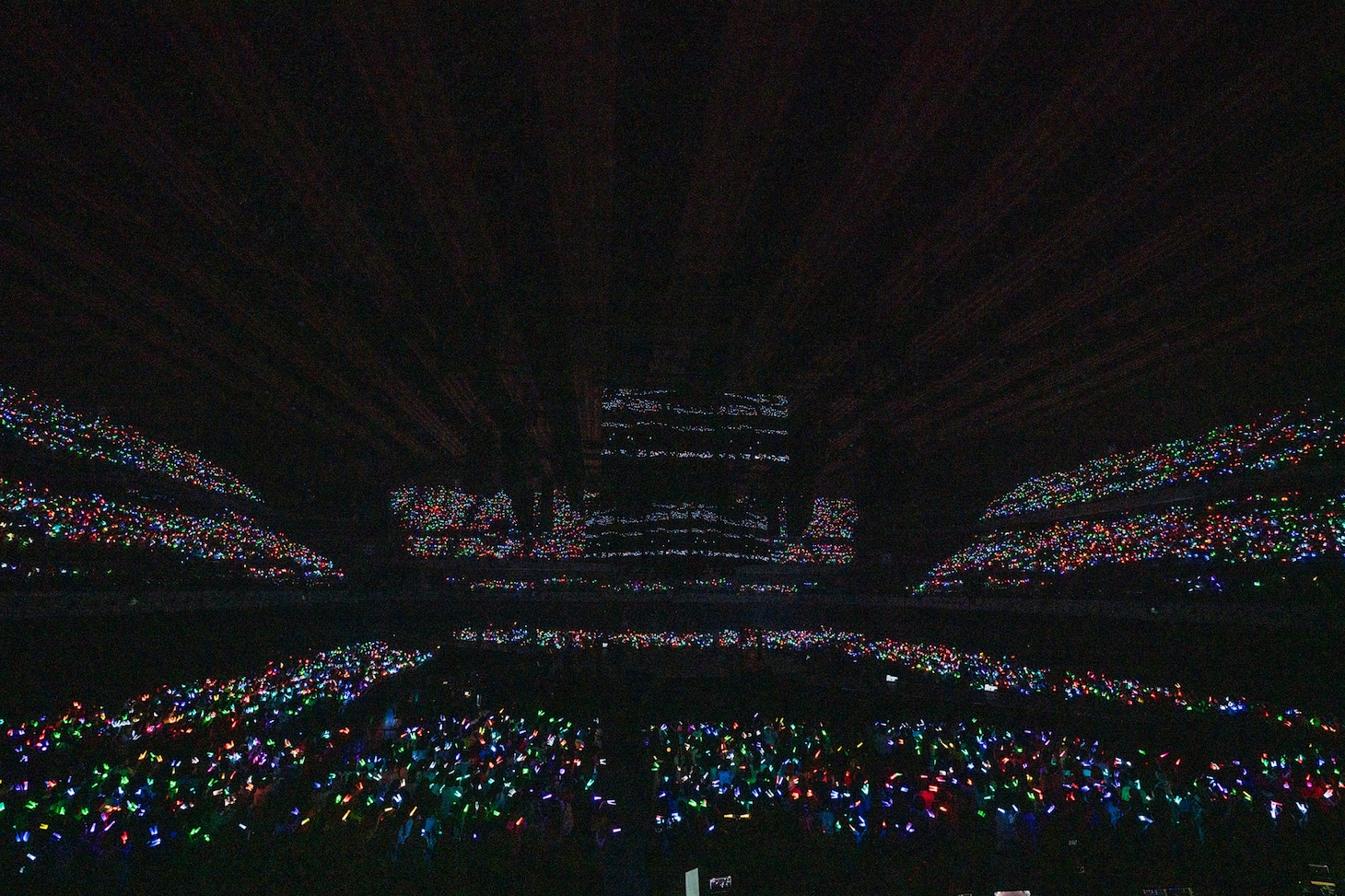 ペンライトの光を灯す超特急、ももいろクローバーZ、8号車、モノノフ。