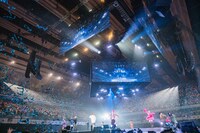 「Burn!」のコラボパフォーマンスの様子。