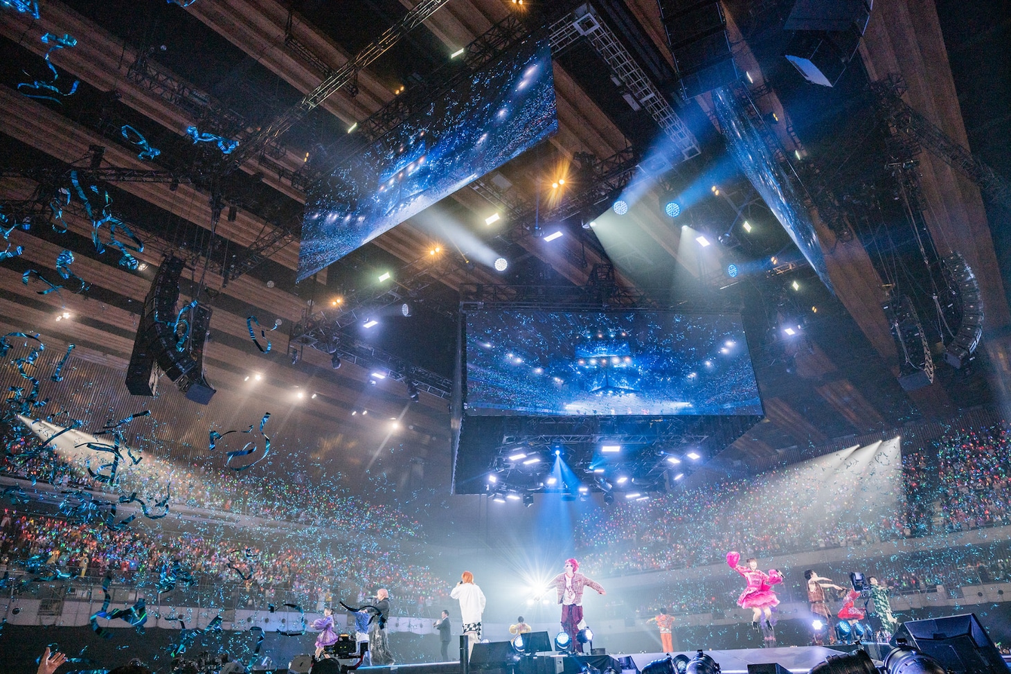 「Burn!」のコラボパフォーマンスの様子。