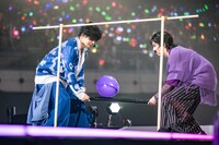 巧みに風船を運ぶカイとリョウガ。