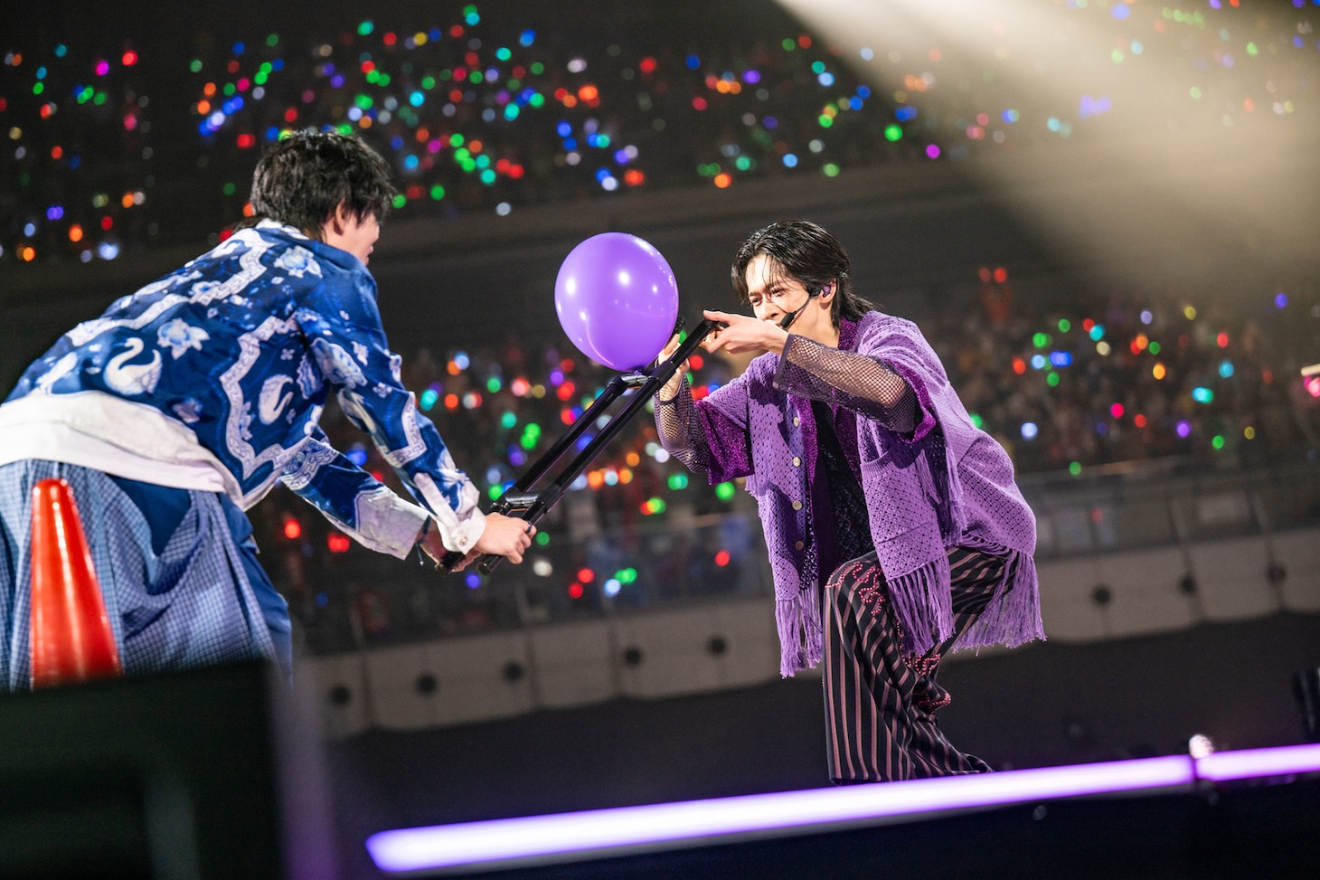 巧みに風船を運ぶカイとリョウガ。