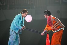 風船を運ぶアロハとハル。