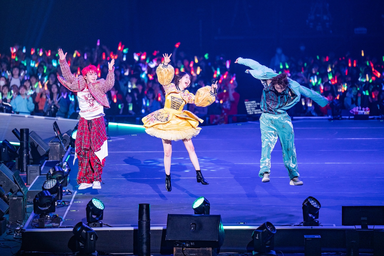 思い切り飛び跳ねるユーキ、玉井詩織、アロハ（左から）。