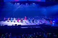 超特急とももいろクローバーZのコラボパフォーマンスの様子。