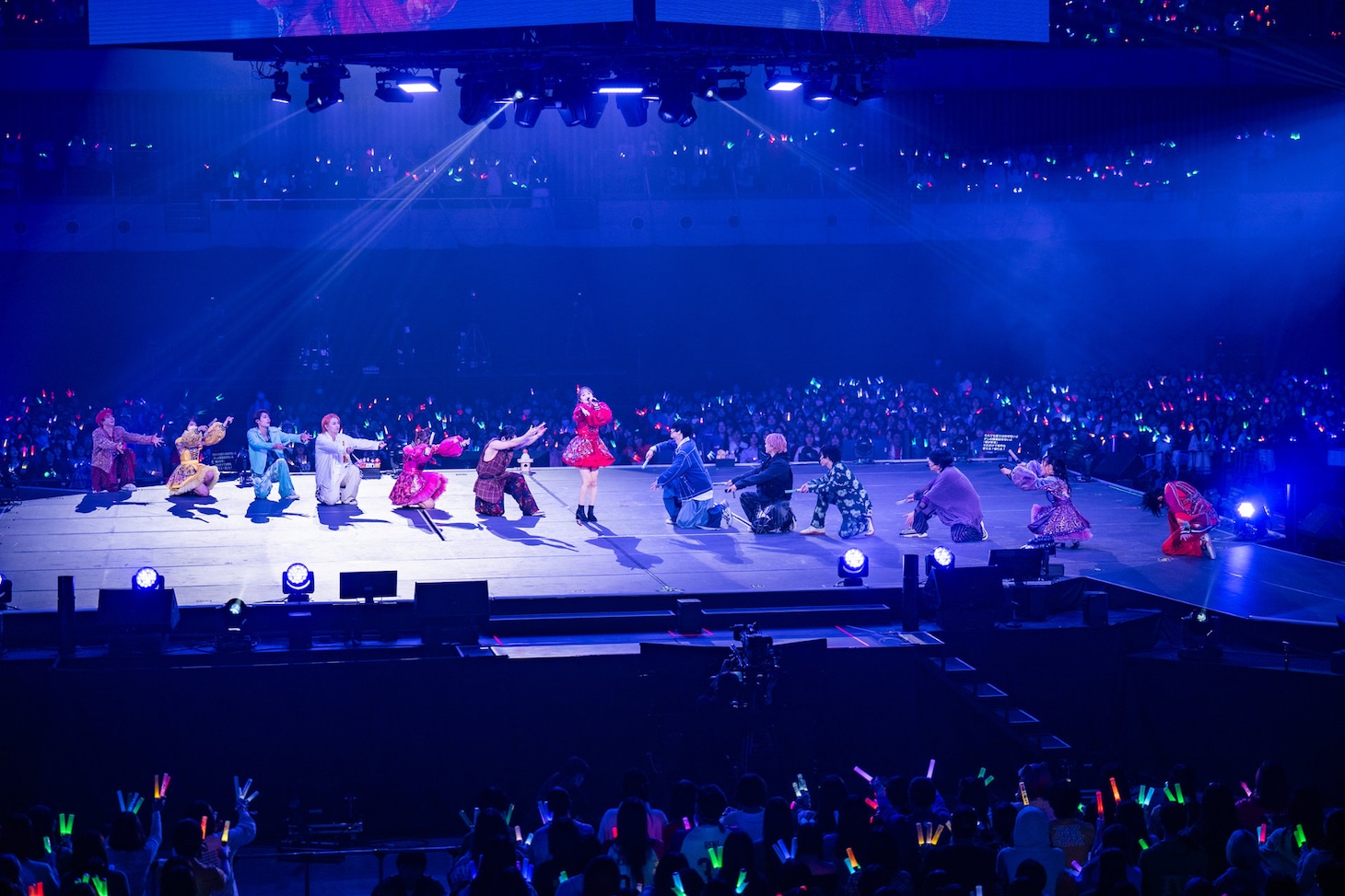 超特急とももいろクローバーZのコラボパフォーマンスの様子。