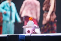 百田夏菜子とカイが「バッタマン」でつき上げた餅。“もも特急”のコラボをステージ端で見守った。