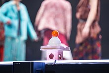 百田夏菜子とカイが「バッタマン」でつき上げた餅。“もも特急”のコラボをステージ端で見守った。