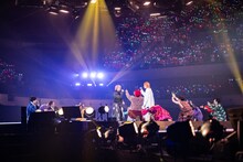 超特急とももいろクローバーZのコラボパフォーマンスの様子。