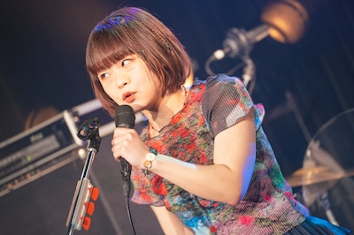 カモシタサラ（G, Vo）（撮影：纐纈悠仁）