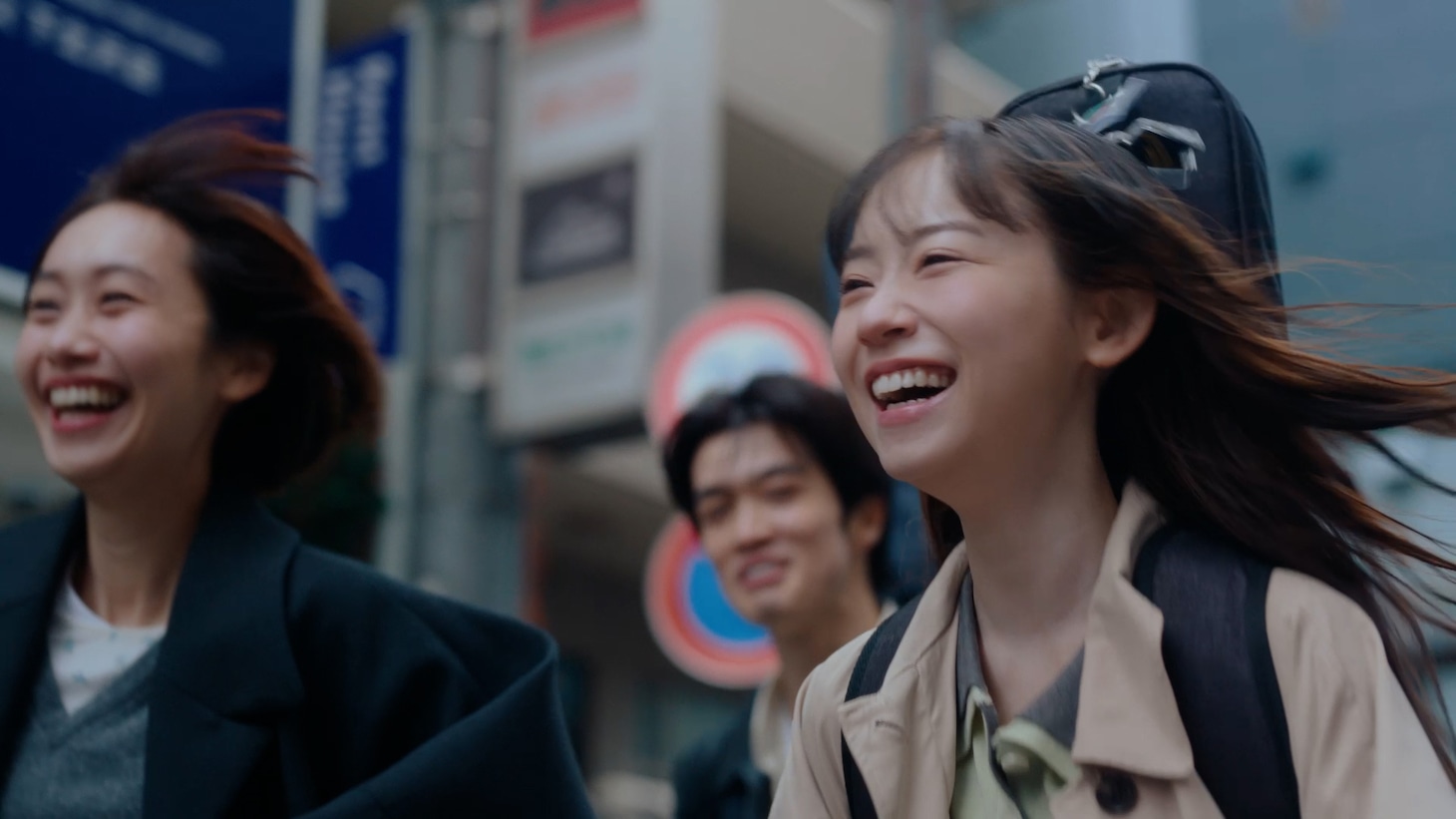 サントリー「ほろよい」の新Webムービー「新人たちのシルエット」編より。