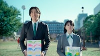 目黒蓮（Snow Man）と桜田ひよりが出演するテレビCM「ネピア営業目黒くん 森を育てる」編より。