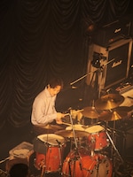 中島雄士（Dr）（撮影：小財美香子）