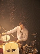 中島雄士（Dr）（撮影：小財美香子）