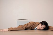 会議室で脱力する船津稜雅（超特急）。