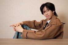 上司っぽく振る舞う船津稜雅（超特急）。