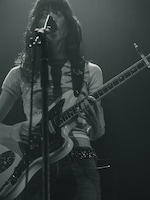 塩塚モエカ（Vo, G / 羊文学）