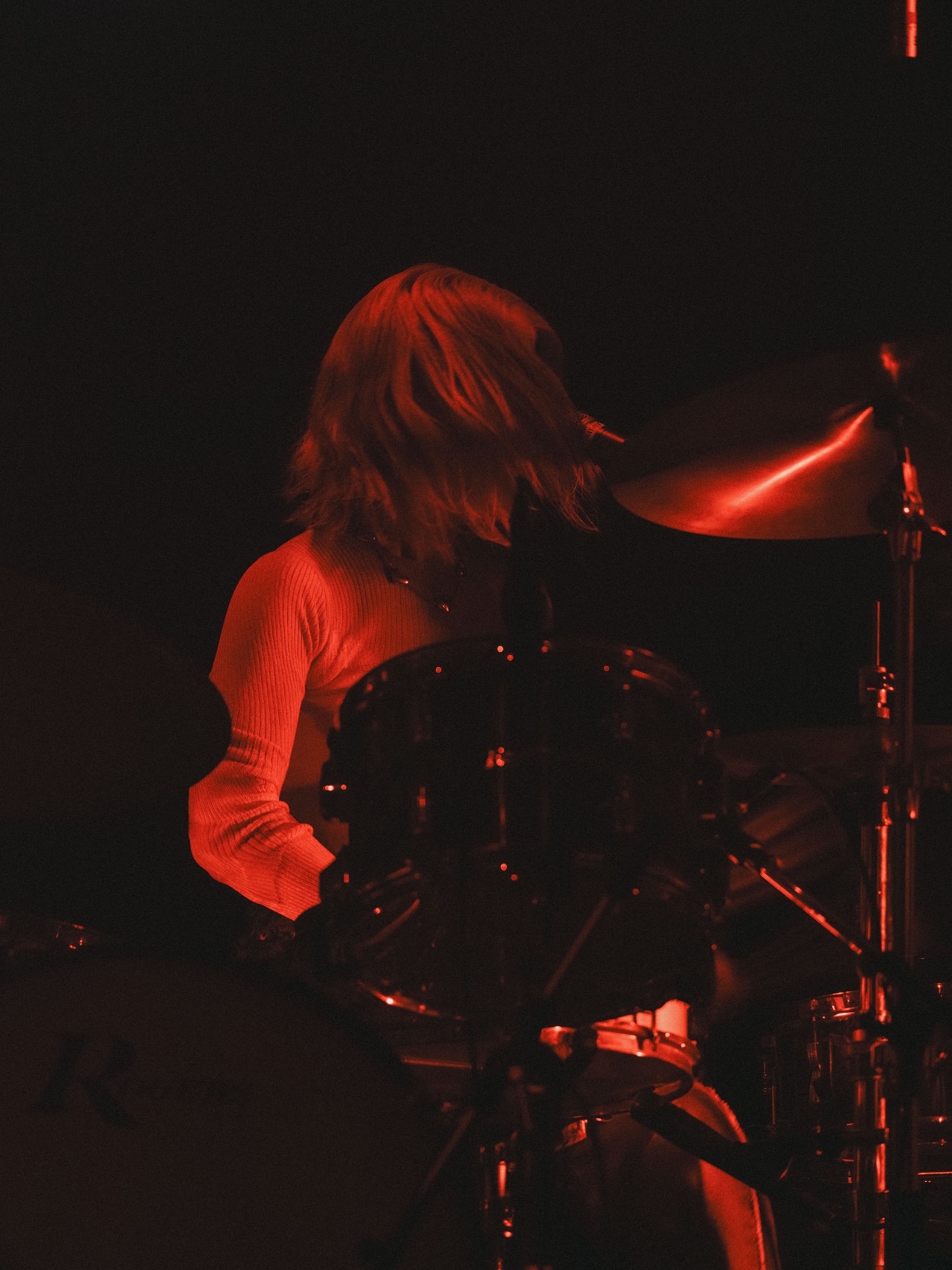 羊文学のサポートメンバー・YUNA（Dr）。