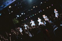 「Tohkei 新体制お披露目 単独公演『花明』」の様子。（撮影：明井巧）