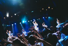 「Tohkei 新体制お披露目 単独公演『花明』」の様子。（撮影：明井巧）