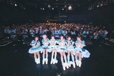 Tohkei。左から白瀬はる、八神ミク、夏希茉恋、日下部美愛、松田えな、花沢りみ。