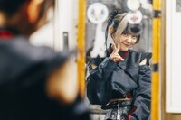 鏡越しのカリヲリ。（撮影：小林弘輔）