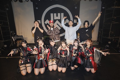 INUWASIとバンドメンバー。（撮影：小林弘輔）