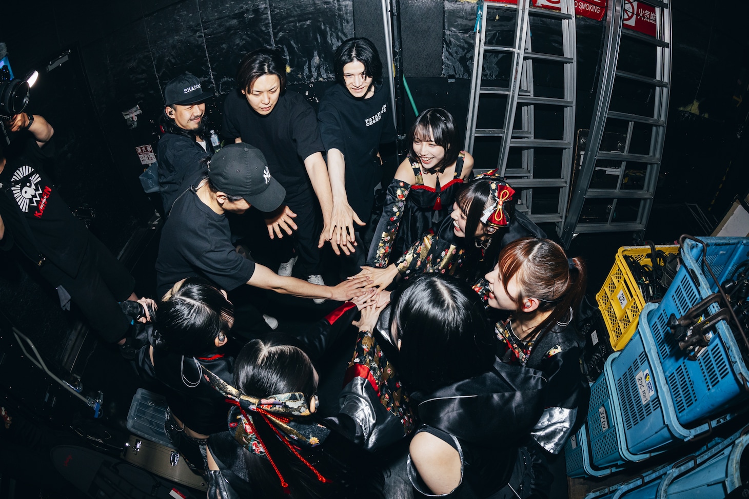 開演前に円陣を組むINUWASIとバンドメンバー。（撮影：小林弘輔）