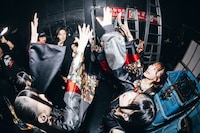 開演前に円陣を組むINUWASIとバンドメンバー。（撮影：小林弘輔）