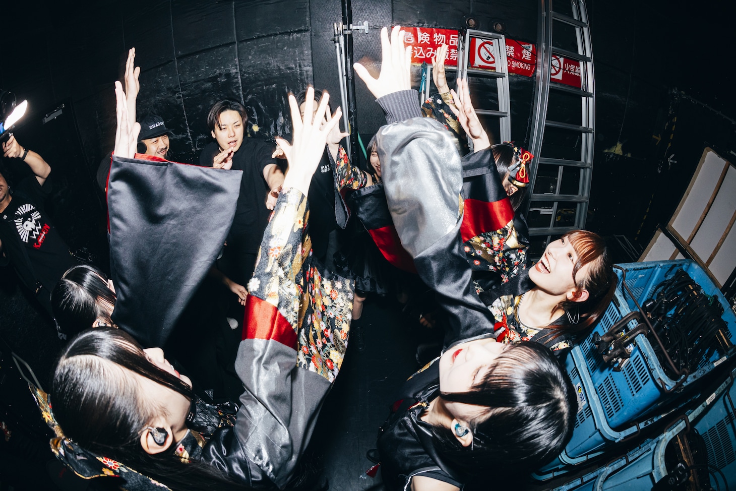 開演前に円陣を組むINUWASIとバンドメンバー。（撮影：小林弘輔）