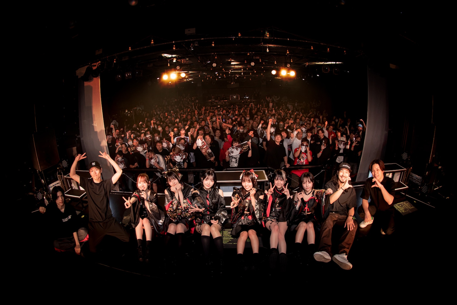 LIQUIDROOMのフロアをバックに記念撮影するINUWASIとバンドメンバー。（撮影：小林弘輔）