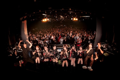 LIQUIDROOMのフロアをバックに記念撮影するINUWASIとバンドメンバー。（撮影：小林弘輔）