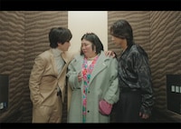 熊元プロレス（紅しょうが）に迫る本多大夢（ROIROM）と小西詠斗。「大丸愛は選択する」第2話より。