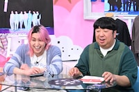 BTSについて語らう佐久間大介（Snow Man）と日村勇紀（バナナマン）。「サクサクヒムヒム ☆推しの降る夜☆」より。