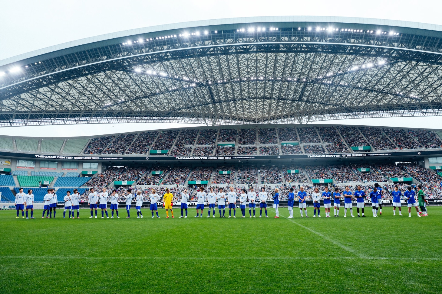 雨が止んだ埼玉スタジアムに立ち並ぶ出場メンバー。