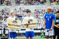 MOMを獲得した髙塚大夢（INI）、ITARU（龍宮城）と本田圭佑。