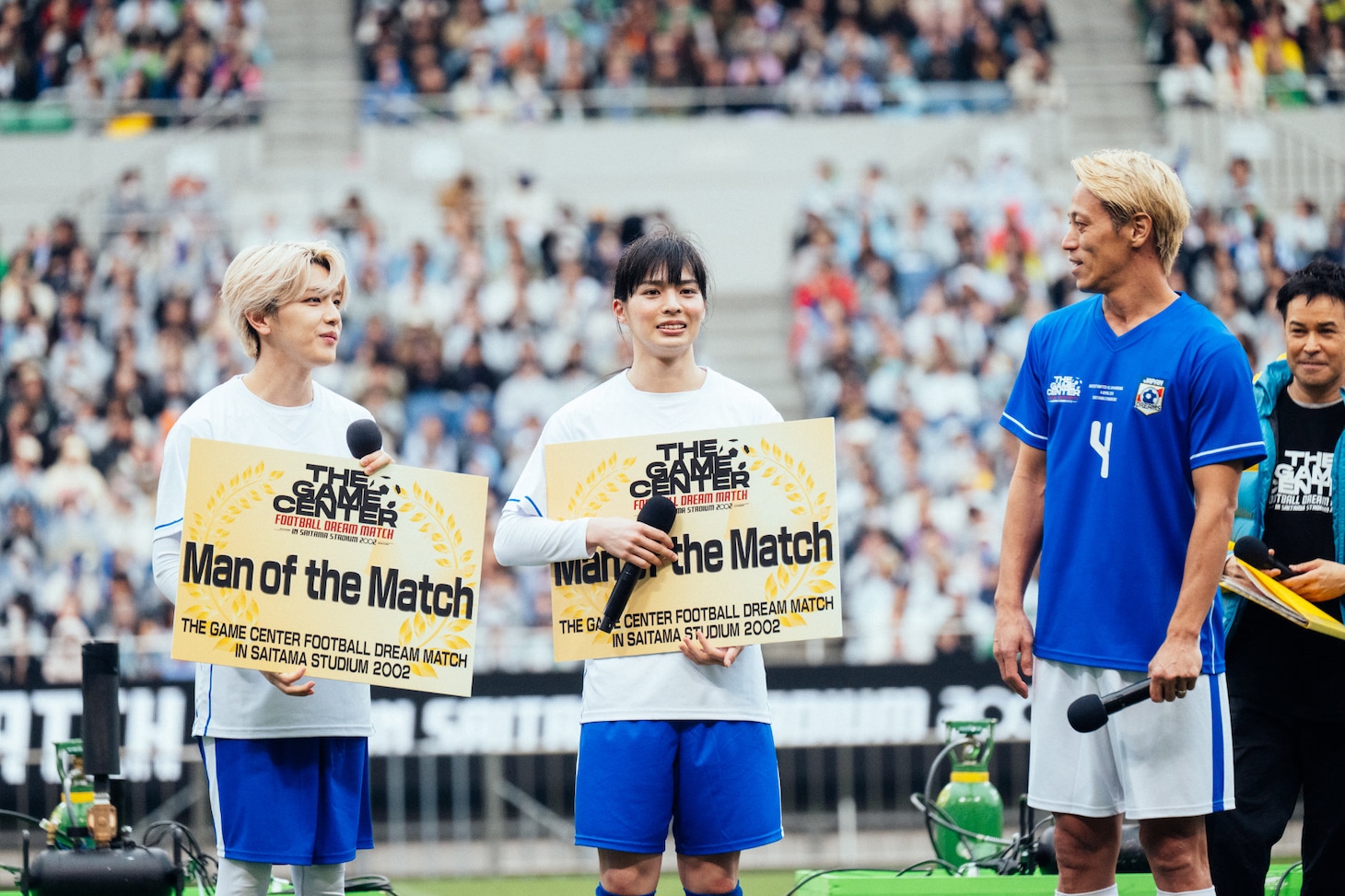 MOMを獲得した髙塚大夢（INI）、ITARU（龍宮城）と本田圭佑。